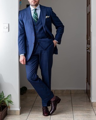 С чем носить темно-зеленый галстук в горизонтальную полоску мужчине: Несмотря на то, что это весьма консервативный ансамбль, тандем темно-синего костюма-тройки и темно-зеленого галстука в горизонтальную полоску неизменно нравится стильным мужчинам, непременно пленяя при этом сердца барышень. Создать запоминающийся контраст с остальными элементами этого образа помогут темно-красные кожаные оксфорды.