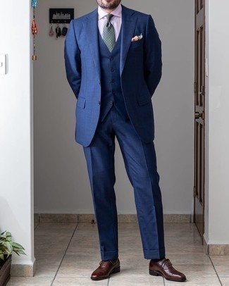 С чем носить темно-синий костюм-тройку: Комбо из темно-синего костюма-тройки и розовой классической рубашки поможет создать модный и в то же время утонченный лук. Что касается обуви, темно-коричневые кожаные оксфорды — самый подходящий вариант.