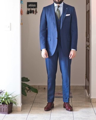 С чем носить темно-бирюзовый галстук в горошек мужчине в деловом стиле: Синий костюм-тройка и темно-бирюзовый галстук в горошек — отличный вариант для выхода в свет. Этот образ органично завершат темно-красные кожаные оксфорды.