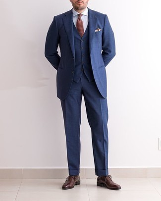 С чем носить коричневый галстук мужчине: Комбо из темно-синего костюма-тройки и коричневого галстука поможет воссоздать элегантный мужской стиль. Нравится экспериментировать? Дополни лук темно-коричневыми кожаными оксфордами.