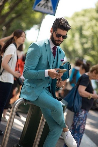 С чем носить темно-пурпурный галстук мужчине в деловом стиле: Несмотря на то, что это довольно-таки выдержанный образ, сочетание темно-бирюзового костюма-тройки и темно-пурпурного галстука всегда будет нравиться джентльменам, но также покоряет при этом дамские сердца. Закончив образ белыми плимсоллами, можно привнести в него динамичность.