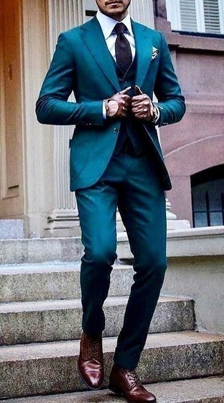 С чем носить темно-пурпурный галстук в 30 лет мужчине в деловом стиле: Несмотря на то, что это достаточно сдержанный лук, образ из темно-бирюзового костюма-тройки и темно-пурпурного галстука всегда будет по вкусу джентльменам, неизменно пленяя при этом сердца прекрасных дам. Ты можешь легко адаптировать такой образ к повседневным реалиям, дополнив его темно-красными кожаными повседневными ботинками.