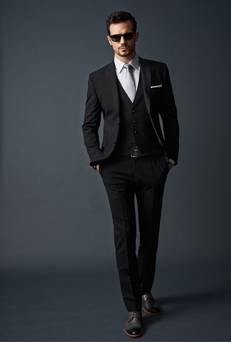 Модный лук: черный костюм-тройка, белая классическая рубашка, темно-серые кожаные туфли дерби, серый галстук