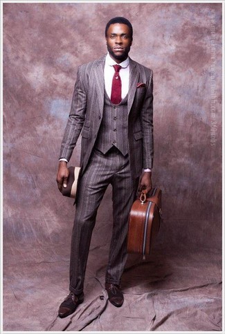 С чем носить красный галстук в 30 лет мужчине: Комбо из серого костюма-тройки и красного галстука позволит создать стильный и изысканный лук. Ты сможешь легко приспособить такой образ к повседневным нуждам, завершив его темно-коричневыми кожаными туфлями дерби.