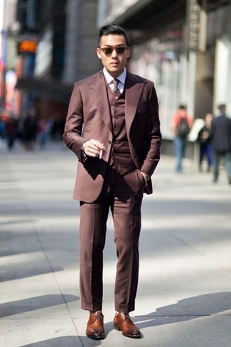 Модный лук: коричневый костюм-тройка, белая классическая рубашка, коричневые кожаные туфли дерби, коричневый галстук