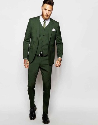 С чем носить темно-зеленый шелковый галстук мужчине в деловом стиле: Несмотря на то, что это классический лук, ансамбль из оливкового костюма-тройки и темно-зеленого шелкового галстука всегда будет по душе джентльменам, неизменно покоряя при этом сердца прекрасных дам. Чтобы ансамбль не получился слишком вычурным, можешь надеть черные кожаные туфли дерби.