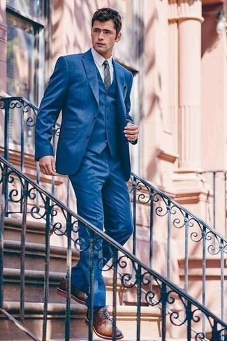 С чем носить темно-коричневые кожаные туфли дерби в 20 лет в деловом стиле: Синий костюм-тройка и белая классическая рубашка помогут создать элегантный мужской образ. Нравится экспериментировать? Тогда дополни образ темно-коричневыми кожаными туфлями дерби.