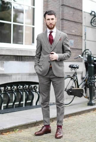 Модный лук: серый костюм-тройка, белая классическая рубашка, коричневые кожаные туфли дерби, темно-красный галстук