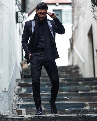 Модный лук: черный костюм, черные кожаные туфли дерби, черный шарф, прозрачные солнцезащитные очки