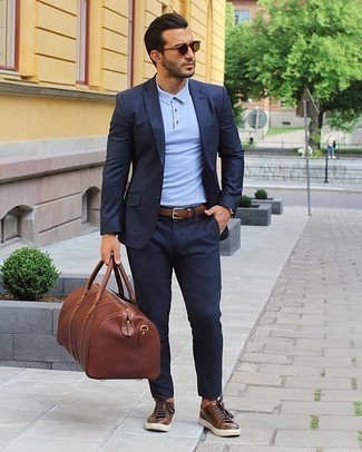 С чем носить коричневую дорожную сумку мужчине лето в стиле смарт-кэжуал: Если ты ценишь комфорт и функциональность, тебе полюбится ансамбль из темно-синего костюма и коричневой дорожной сумки. В тандеме с этим луком прекрасно выглядят коричневые кожаные низкие кеды. В таком сочетании тебе будет очень комфортно, когда на улице больше 25 градусов тепла.