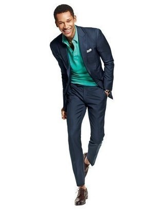 С чем носить зеленую футболку мужчине в стиле смарт-кэжуал: Зеленая футболка и темно-синий костюм — рассмотри этот вариант, если не боишься быть в центре внимания. Если тебе нравится соединять в своих ансамблях разные стили, из обуви можешь надеть темно-коричневые кожаные туфли дерби.
