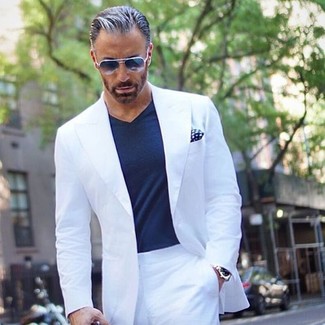 С чем носить белый костюм за 50 лет лето: Белый костюм в паре с темно-синей футболкой с v-образным вырезом — нескучный выбор для работы в офисе. Такое сочетание даст тебе ощущение комфорта в настоящую жару и уверенность в том, что ты выглядишь безупречно.