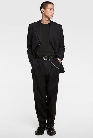 Какие лоферы носить с черным костюмом: Черный костюм и черная футболка с длинным рукавом — неотъемлемые вещи в арсенале модного современного мужчины. Такой образ легко обретает новое прочтение в сочетании с лоферами.