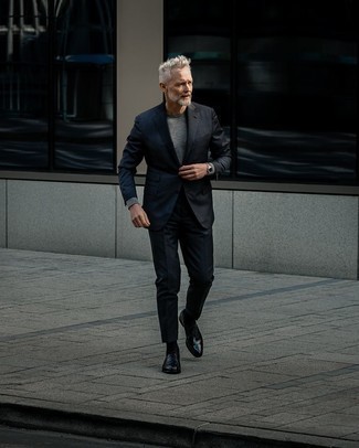 С чем носить носки за 50 лет мужчине: Темно-синий костюм и носки — хороший ансамбль, если ты хочешь составить лёгкий, но в то же время стильный мужской ансамбль. Теперь почему бы не привнести в повседневный образ толику стильной строгости с помощью черных кожаных оксфордов?