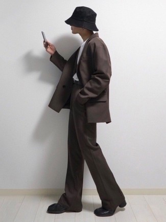 С чем носить панаму мужчине: Темно-коричневый костюм в сочетании с панамой позволит создать модный мужской образ. Этот ансамбль обретает новое прочтение в сочетании с черными кожаными ботинками челси.