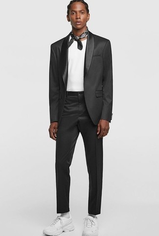 С чем носить бандану мужчине в теплую погоду: Темно-серый костюм и бандана — необходимые вещи в арсенале стильного джентльмена. Белые кроссовки помогут сделать образ не таким официальным.