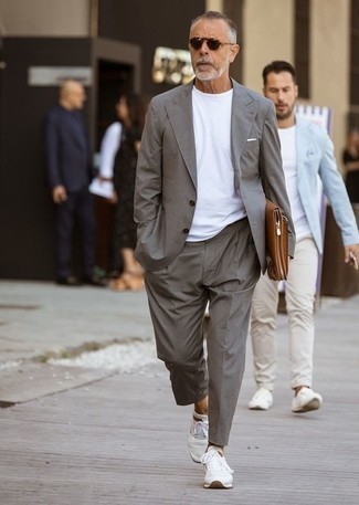 С чем носить бело-пурпурные кроссовки за 50 лет мужчине: Если ты принадлежишь к той редкой группе джентльменов, которые каждый день выглядят безупречно стильно, тебе полюбится сочетание серого костюма и белой футболки с круглым вырезом. Чтобы привнести в образ немного авантюрности , на ноги можно надеть бело-пурпурные кроссовки.