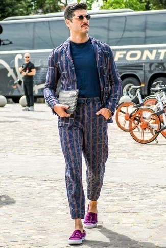 С чем носить белый кожаный мужской клатч за 40 лет мужчине: Темно-синий костюм в вертикальную полоску и белый кожаный мужской клатч — хороший выбор, если ты ищешь лёгкий, но в то же время стильный мужской образ. Думаешь сделать лук немного строже? Тогда в качестве обуви к этому луку, стоит обратить внимание на пурпурные замшевые лоферы с кисточками.