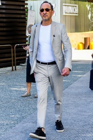 Какие низкие кеды носить с серым костюмом за 50 лет: Серый костюм и белая футболка с круглым вырезом позволят создать нескучный мужской лук для работы в офисе. Нравится экспериментировать? Тогда дополни образ низкими кедами.