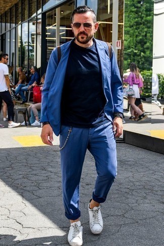 С чем носить коричневый кожаный рюкзак за 40 лет мужчине в стиле смарт-кэжуал: Комбо из синего костюма и коричневого кожаного рюкзака поможет создать стильный мужской образ. Пара белых кожаных низких кед очень просто вписывается в этот образ.