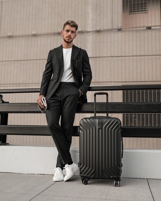 С чем носить темно-серый чемодан мужчине: Для вечера в кино или кафе прекрасно подходит тандем темно-серого шерстяного костюма и темно-серого чемодана. Что до обуви, можно завершить образ белыми низкими кедами из плотной ткани.