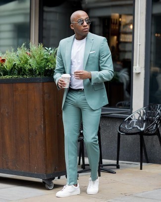 Какие кед носить с зеленым костюмом лето в стиле смарт-кэжуал: Зеленый костюм и белая футболка с круглым вырезом — прекрасный выбор для повседневного офисного ансамбля. Нравится рисковать? Заверши лук кедами. Такой лук обеспечивает необходимое удобство в настоящий зной.