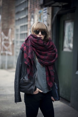 С чем носить темно-красный шарф в шотландскую клетку женщине в прохладную погоду: Черная кожаная косуха и темно-красный шарф в шотландскую клетку — стильный выбор барышень, которые никогда не могут усидеть на месте.