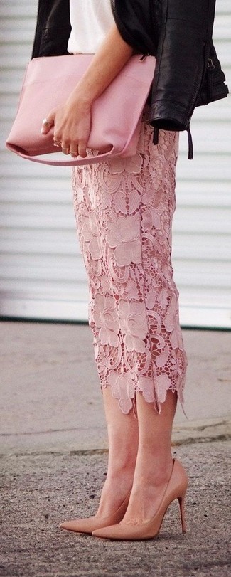 С чем носить ярко-розовую юбку в 30 лет в прохладную погоду: Черная кожаная косуха и ярко-розовая юбка — идеальный вариант для вечера в компании подруг. Вместе с этим луком чудесно смотрятся светло-коричневые кожаные туфли.