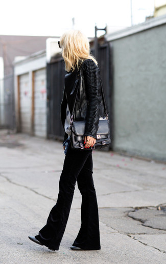 Как носить блузку с длинным рукавом с джинсами-клеш в 30 лет: Блузка с длинным рукавом и джинсы-клеш — неотъемлемые элементы в гардеробе дам с чувством стиля. Черные кожаные туфли станут хорошим дополнением к твоему луку.