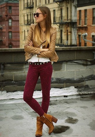 Какие блузки с длинным рукавом носить с темно-красными узкими брюками в теплую погоду: Блузка с длинным рукавом в паре с темно-красными узкими брюками — отличная идея для воплощения образа в элегантно-деловом стиле. В тандеме с этим нарядом идеально выглядят коричневые замшевые ботильоны.