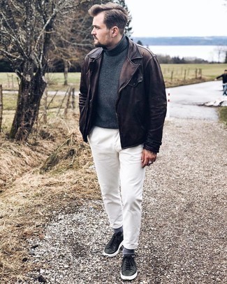 Какие косухи носить с черно-белыми низкими кедами мужчине: Сделай ставку на простоту и практичность в косухе и белых брюках чинос. Черно-белые низкие кеды становятся хорошим завершением твоего ансамбля.