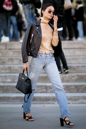 С чем носить рваные джинсы в 30 лет женщине: Если у тебя наметился насыщенный день, сочетание черной кожаной косухи и рваных джинсов поможет создать функциональный образ в стиле casual. Черные замшевые босоножки на каблуке — хороший вариант, чтобы завершить образ.