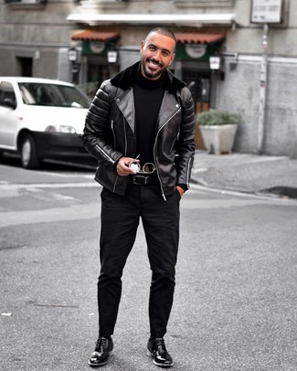 Как носить черную кожаную куртку с черными джинсами в 20 лет мужчине в прохладную погоду: Современным джентльменам, которые предпочитают держать руку на пульсе последних тенденций, рекомендуем взять на вооружение это сочетание черной кожаной куртки и черных джинсов. Черные кожаные ботинки дезерты становятся хорошим завершением твоего образа.