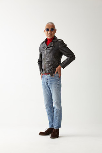 С чем носить водолазку за 50 лет мужчине в теплую погоду: Водолазка и голубые джинсы — отличный вариант для расслабленного, но стильного мужского образа. Очень выигрышно здесь смотрятся темно-коричневые замшевые ботинки дезерты.