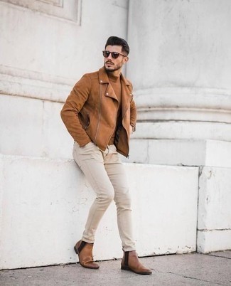 Какие косухи носить с светло-коричневыми джинсами мужчине в прохладную погоду в стиле смарт-кэжуал: Косуха и светло-коричневые джинсы — прекрасный вариант, если ты хочешь создать лёгкий, но в то же время модный мужской образ. Если ты любишь смелые настроения в своих образах, заверши этот коричневыми кожаными ботинками челси.