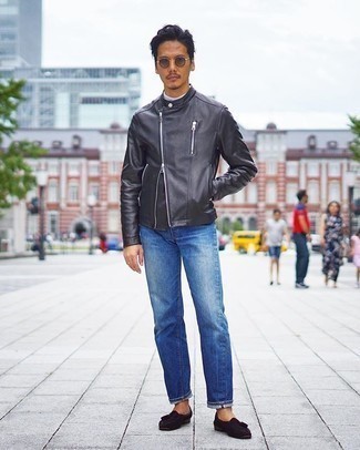 Как носить синие джинсы с черной кожаной курткой в 30 лет мужчине: Черная кожаная куртка в сочетании с синими джинсами вне всякого сомнения будет привлекать взоры прекрасных женщин. Если ты любишь применять в своих луках разные стили, из обуви можешь надеть темно-коричневые замшевые лоферы с кисточками.