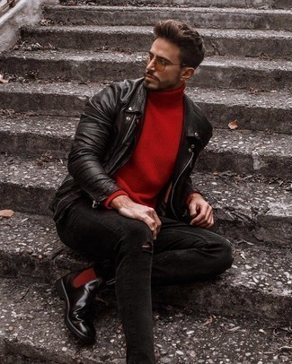 С чем носить красный свитер в 30 лет мужчине в прохладную погоду: Стильное сочетание красного свитера и черных рваных джинсов подойдет для тех случаев, когда удобство ценится превыше всего. Такой ансамбль обретет новое прочтение в тандеме с черными кожаными ботинками челси.