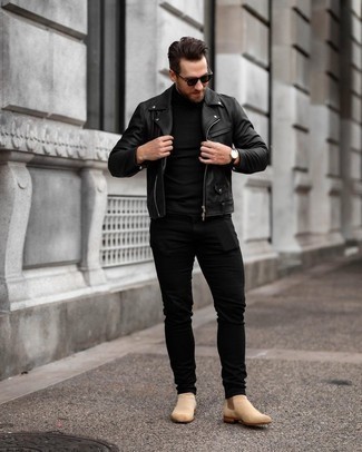 Как носить косуху с ботинками челси мужчине в стиле смарт-кэжуал: Косуха и черные джинсы — must have вещи в арсенале модного современного джентльмена. Ботинки челси добавят ансамблю нотки классики.