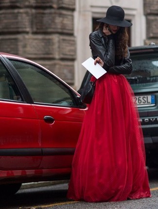 С чем носить темно-красную длинную юбку: Черная кожаная косуха и темно-красная длинная юбка надежно закрепились в гардеробе многих женщин, позволяя создавать неповторимые и стильные образы.