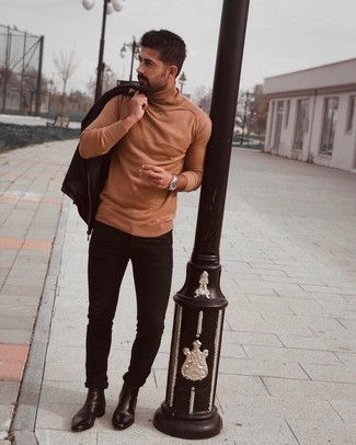 С чем носить светло-коричневый свитер мужчине: Дуэт светло-коричневого свитера и черных зауженных джинсов поможет подчеркнуть твою индивидуальность. Думаешь добавить сюда нотку строгости? Тогда в качестве дополнения к этому луку, стоит выбрать черные кожаные ботинки челси.