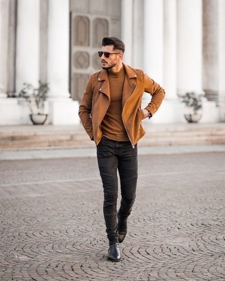 Как носить черные джинсы с коричневой курткой в 20 лет мужчине в прохладную погоду: Если ты делаешь ставку на комфорт и функциональность, коричневая куртка и черные джинсы — превосходный вариант для привлекательного мужского образа на каждый день. Дополнив образ черными кожаными ботинками челси, получим потрясающий результат.