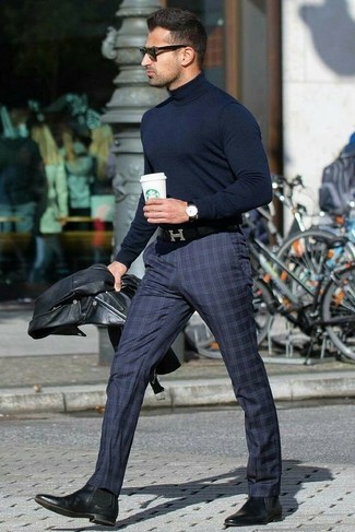 Какие водолазки носить с темно-синими классическими брюками мужчине: Водолазка и темно-синие классические брюки — отличный выбор для создания мужского образа в элегантно-деловом стиле. В паре с этим луком органично выглядят черные кожаные ботинки челси.