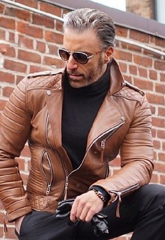 С чем носить кожаную куртку за 50 лет мужчине: Кожаная куртка и черные классические брюки — неотъемлемые вещи в гардеробе джентльменов с чувством стиля.
