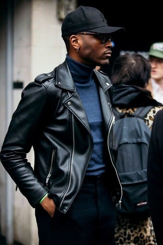 С чем носить черные шерстяные классические брюки в 20 лет мужчине: Сочетание черной кожаной косухи и черных шерстяных классических брюк позволит выглядеть стильно, но при этом подчеркнуть твой индивидуальный стиль.