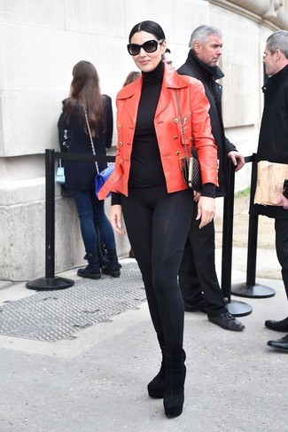 С чем носить темно-красную куртку за 50 лет женщине: Если ты ценишь комфорт и практичность, темно-красная куртка и черные леггинсы — классный выбор для расслабленного лука на каждый день. Великолепно здесь будут выглядеть черные замшевые ботильоны.
