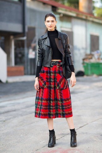 С чем носить красную юбку-миди в шотландскую клетку: Черная кожаная косуха и красная юбка-миди в шотландскую клетку — обязательные вещи в гардеробе стильной женщины. Что до обуви, черные кожаные ботильоны — самый приемлимый вариант.