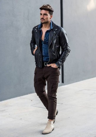 Как носить джинсовую рубашку с косухой в 30 лет мужчине: Дуэт косухи и джинсовой рубашки поможет составить необычный мужской лук в расслабленном стиле. Если ты любишь соединять в своих образах разные стили, из обуви можешь надеть бежевые замшевые ботинки челси.