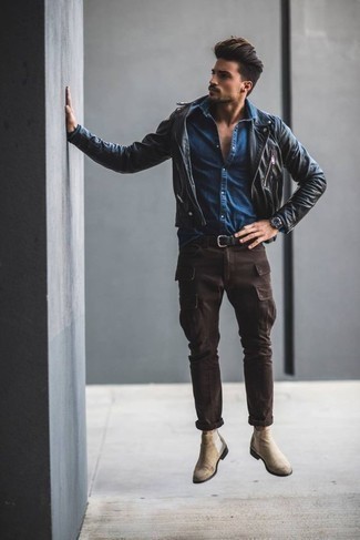 Как носить джинсовую рубашку с косухой в 30 лет мужчине: Косуха и джинсовая рубашка — неотъемлемые вещи в гардеробе парней с чувством стиля. Любители модных экспериментов могут дополнить лук бежевыми замшевыми ботинками челси, тем самым добавив в него чуточку изысканности.
