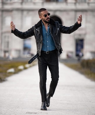 Как носить черные брюки чинос с синей джинсовой рубашкой: Сочетание синей джинсовой рубашки и черных брюк чинос — великолепный вариант для создания мужского лука в элегантно-деловом стиле. Хочешь сделать ансамбль немного элегантнее? Тогда в качестве обуви к этому луку, стоит выбрать черные кожаные ботинки челси.