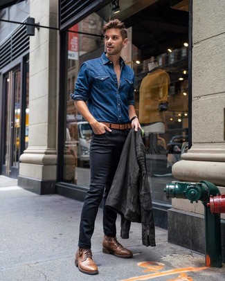 Как носить синюю джинсовую рубашку с темно-серой замшевой косухой мужчине: Можно с уверенностю сказать, что темно-серая замшевая косуха смотрится гармонично в тандеме с синей джинсовой рубашкой. Почему бы не добавить в этот образ на каждый день немного стильной строгости с помощью коричневых кожаных повседневных ботинок?